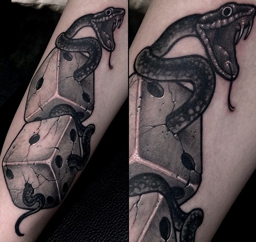 Gyvatės ir kauliukų lošimo tatuiruotė