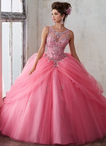 Pūsta Quinceanera suknelė