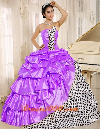 Kelių spalvų Quinceanera suknelė