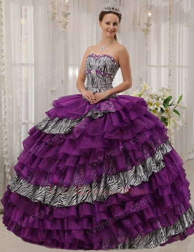 Sluoksniuota „Quinceanera“ suknelė