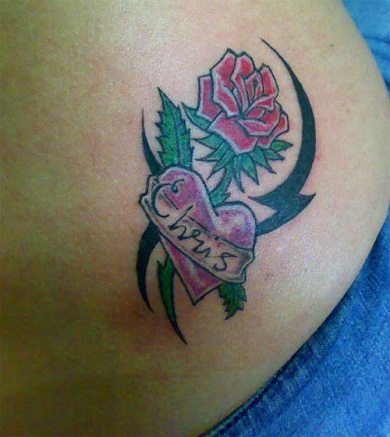 Gerçek Aşk, Tribal Rose Tattoo'yu gösterir