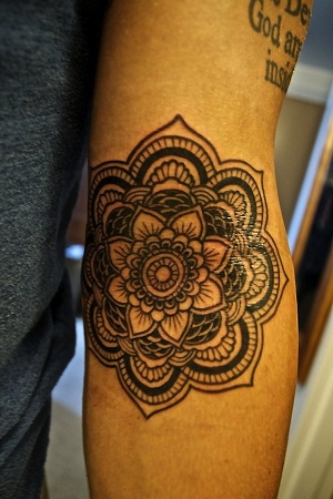Genčių lotoso gėlių tatuiruotė