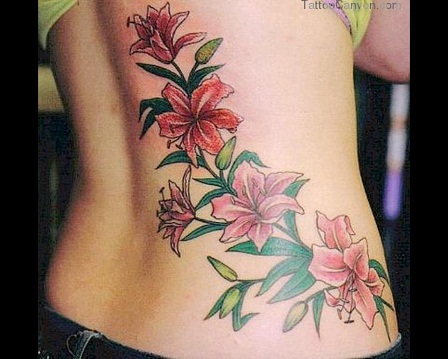 Genčių gėlių girliandos stiliaus tatuiruotė
