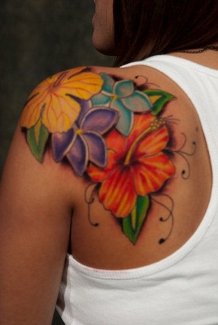 Spalvinga genčių gėlių tatuiruotė
