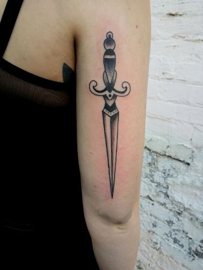 Pieštuko krašto piešinio durklo tatuiruotės dizainas