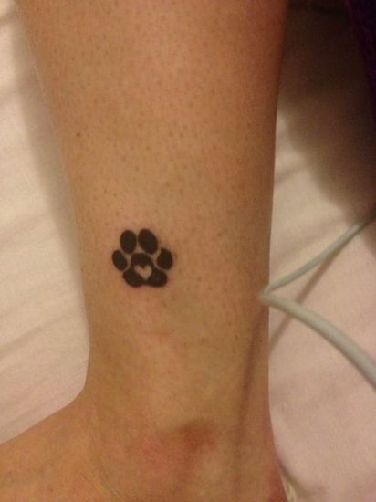 Küçük Köpek Pençe Baskı Dövme Tasarımı