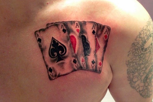 Keturių tūzų spalvos krūtinės tatuiruotės dizainas