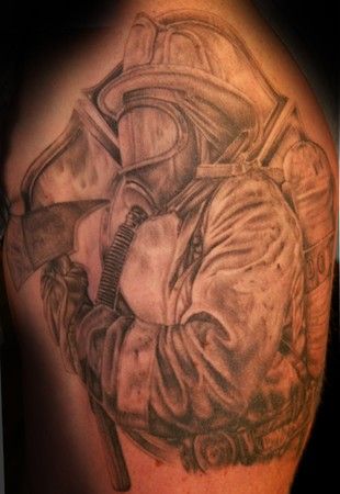 Pilko rašalo ugniagesio tatuiruotė ant peties
