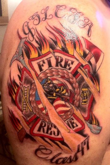 Švytinti ugniagesio tatuiruotė ant peties