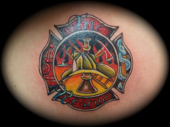 Maltos kryžiaus ugnies tatuiruotės dizainas