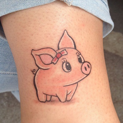 Kiaulės patelė tatuiruotėje