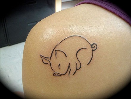 Paprasta su atsitiktine kiaulės tatuiruote