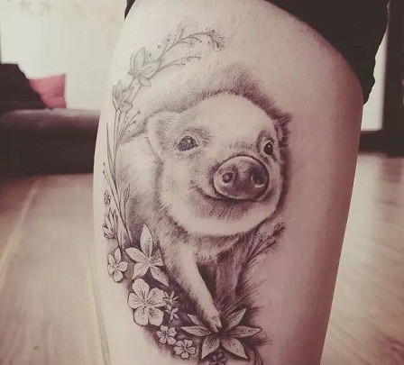 Laiminga šypsenėlių kiaulės tatuiruotė