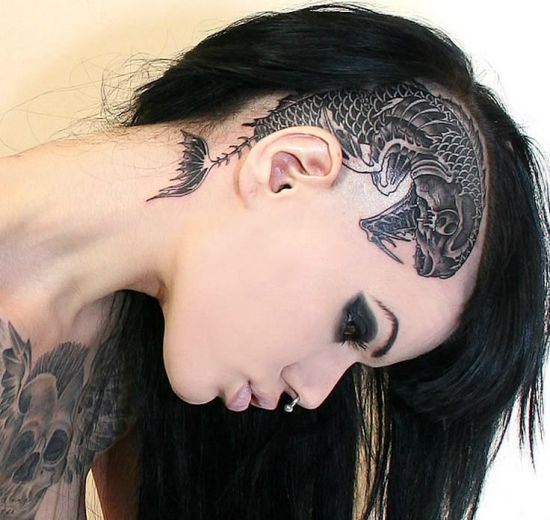 Kaulų žuvų plaukų tatuiruotės dizainas