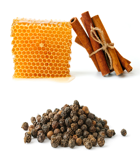 Juodųjų pipirų, cinamono ir medaus derinys