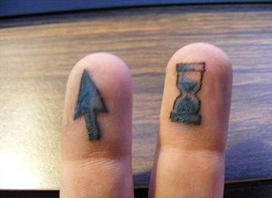 Pirštų smėlio laikrodžio tatuiruotės dizainas