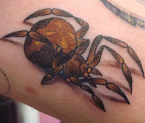 Rudos rašalo voro tatuiruotė