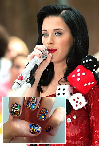 Çiçekli Tırnak Katy Perry Dövme Tasarımı