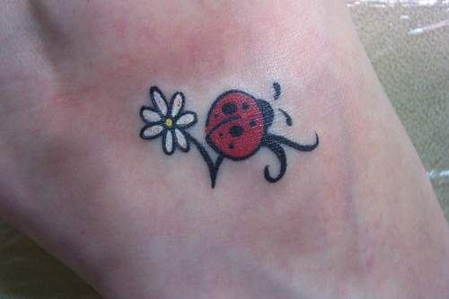Lady Bug Tattoo Tasarımlı Küçük Çiçek