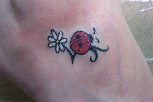 Maža gėlė su „Lady Bug“ tatuiruotės dizainu