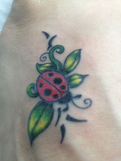 Mažos skalės „Lady Bug“ tatuiruotės dizainas