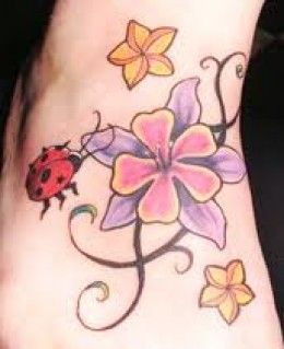 Gėlių su Lady Bug tatuiruotės dizainas