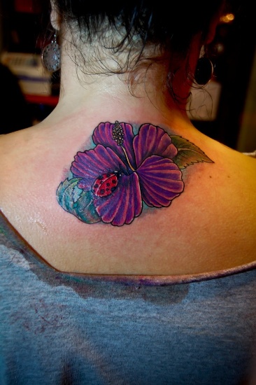 Uğur Böceği Dövme Tasarımı ile Hibiskus