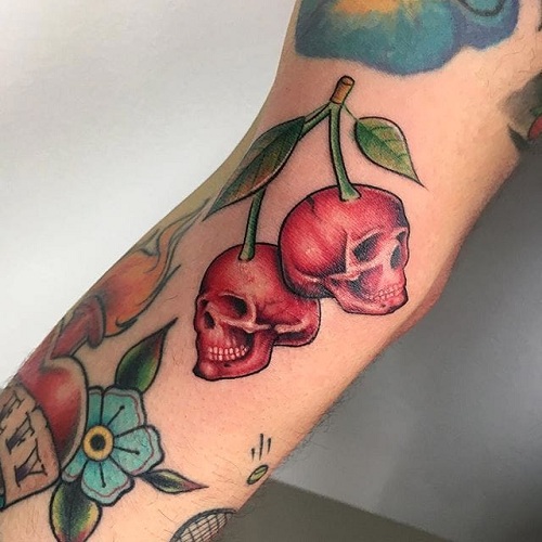 Vyšnia su kaukolės tatuiruote
