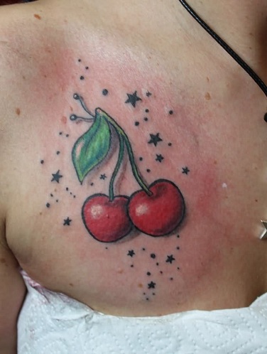Vyšnia su žvaigždės rašto tatuiruote