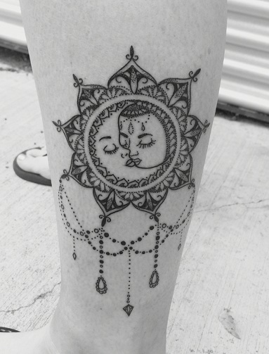 Dangaus kombinuota saulė - mėnulio tatuiruotės