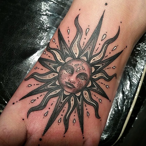Saulės pavienis raštas dangaus tatuiruotėse