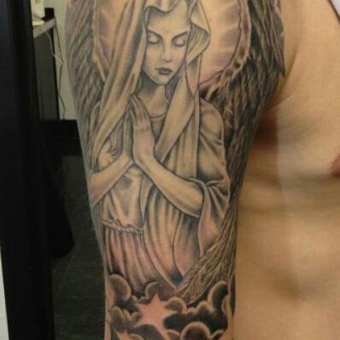 Angelo stiliaus dangaus tatuiruotė