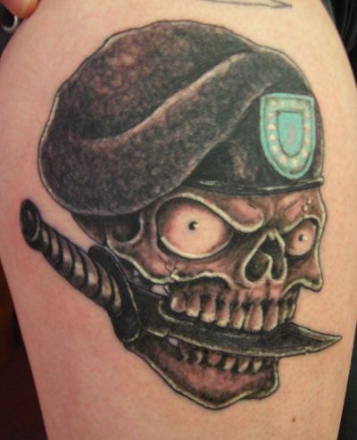 Drąsus kareivio kaukolės karinis tatuiruotės dizainas