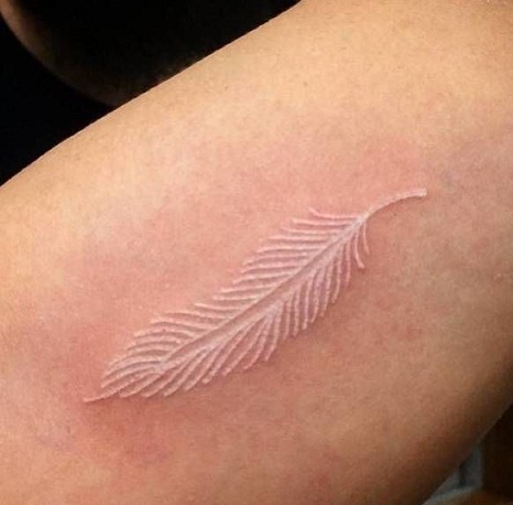 Plunksnų tatuiruotė su baltu raštu