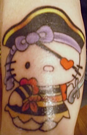„Hello Kitty“ piratų tatuiruotės dizainas