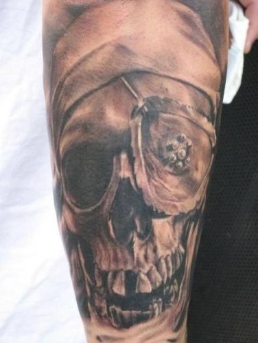 3D kaukolės piratų tatuiruotės dizainas