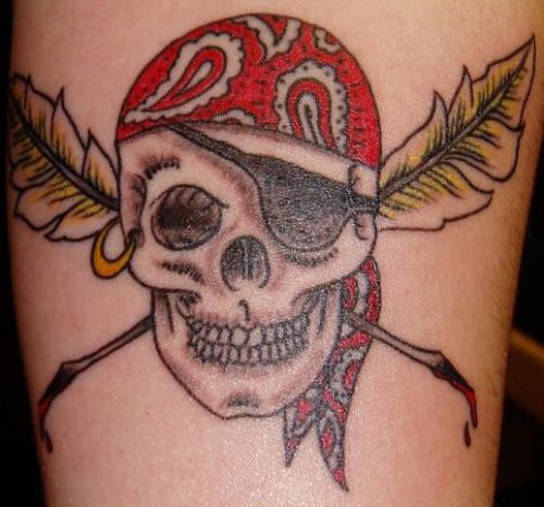 Plunksnų lapai ir piratų kaukolės tatuiruotės dizainas