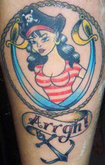 Gražus piratų merginos tatuiruotės dizainas