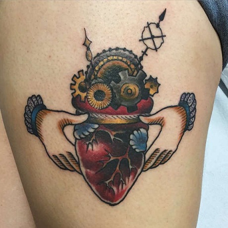 Claddagh Kalp ve saat dövme tasarımı