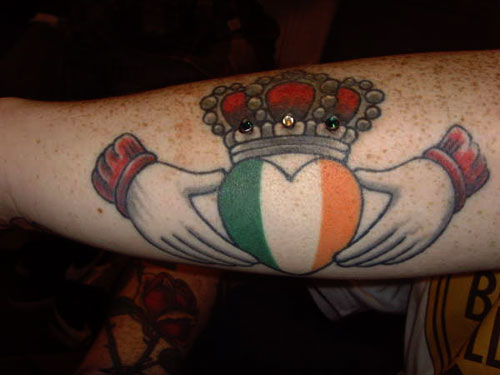 İrlanda bayrağı Claddagh dövme tasarımı