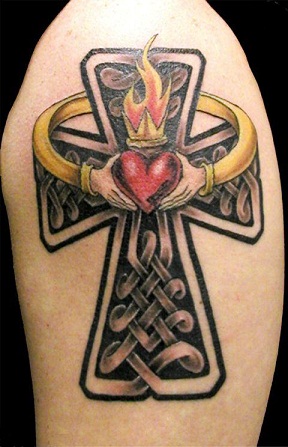 Claddagh tasarım dövmeli Kelt haçı