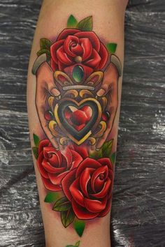 Airių Claddagh tatuiruotė su raudonų rožių dizainu