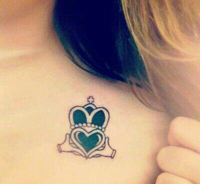 Mažo „Claddagh“ simbolio tatuiruotės dizainas