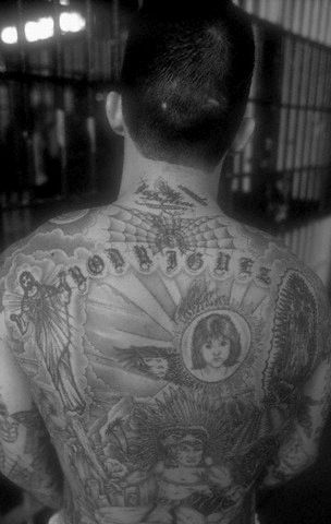 Kalėjimo tatuiruotės dizainas ant nugaros
