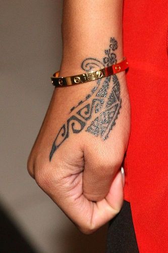 Rihanna tatuiruotės dizainas ant riešo
