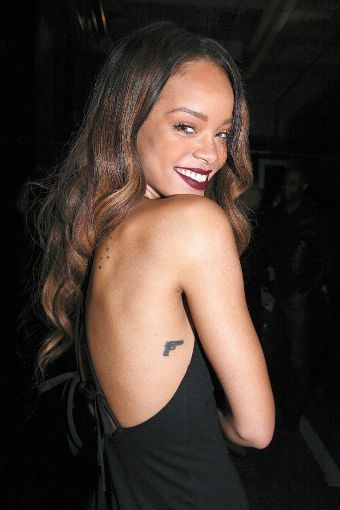 Rihanna tatuiruotės dizainas ant pažastų