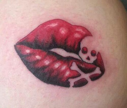 LŪPŲ Tatuiruotė su kaukole