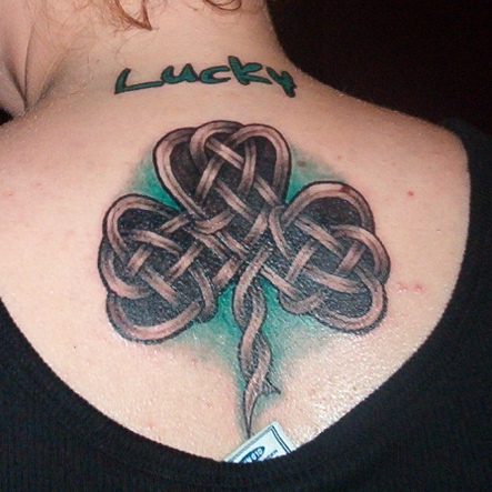 Keltų Shamrock tatuiruotė ant nugaros