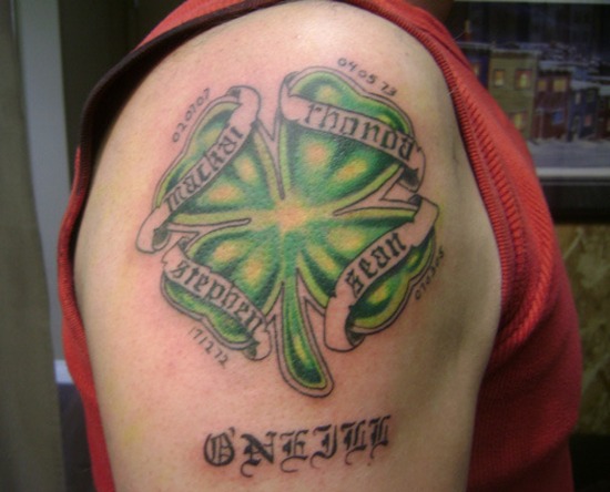 Shamrock tatuiruotė su galios žodžiais