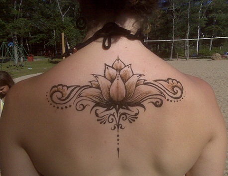 Pečių „Henna Designs“-lotosas petyje